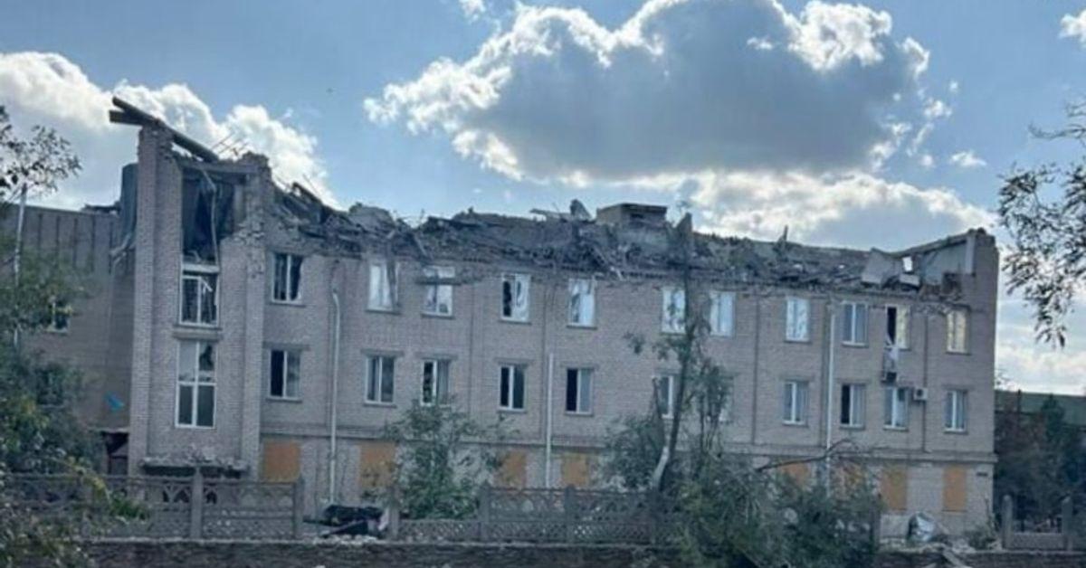 Російські військові скинули вибухівку на освітній заклад у Берислав...