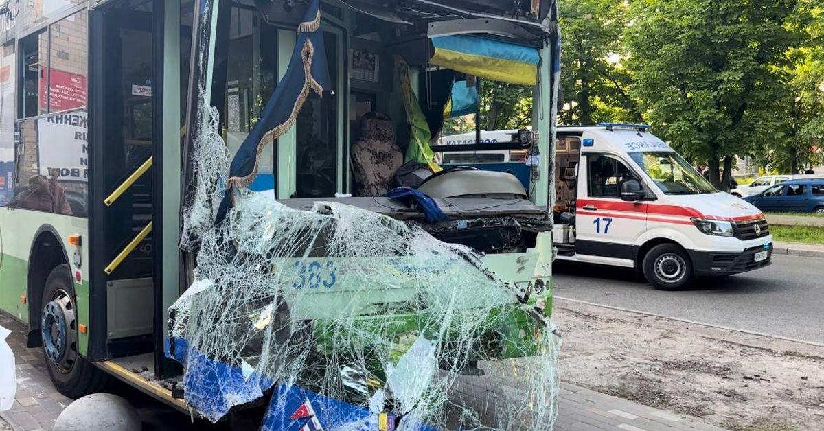 Відео: у Черкасах тролейбус перевернув пожежну машину, багато постр...