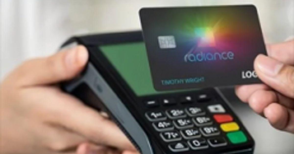 Випущено перші у світі банківські картки з OLED-дисплеями: у чому ї...