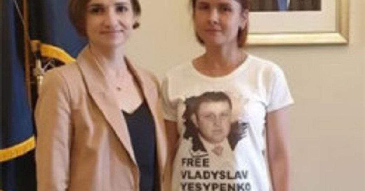 Семья заключенного в Крыму журналиста Есипенко получит знак отличия...