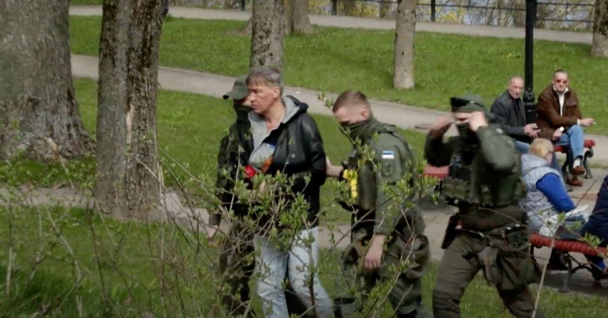 У Естонії поліція затримала чоловіка з георгіївською стрічкою.