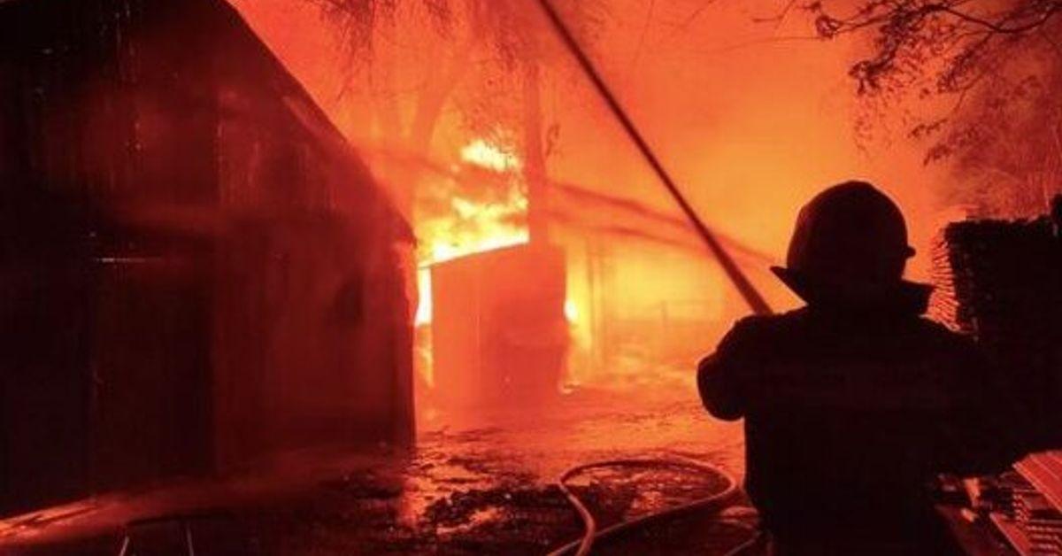 Масштабна пожежа сталася на деревообробному підприємстві в Миколаєві.