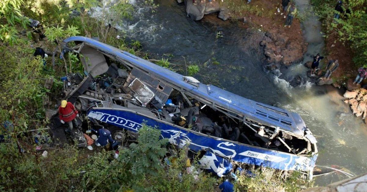 У ПАР упав з мосту й загорівся автобус, загинули щонайменше 45 людей.