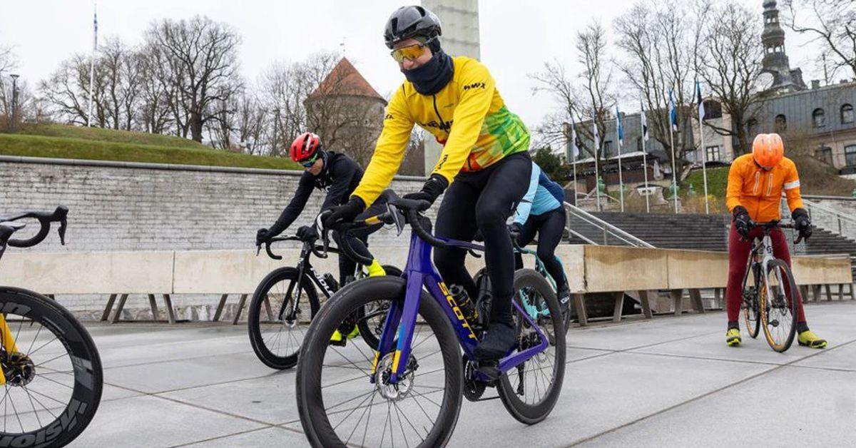 Естонський депутат їде до Києва велосипедом