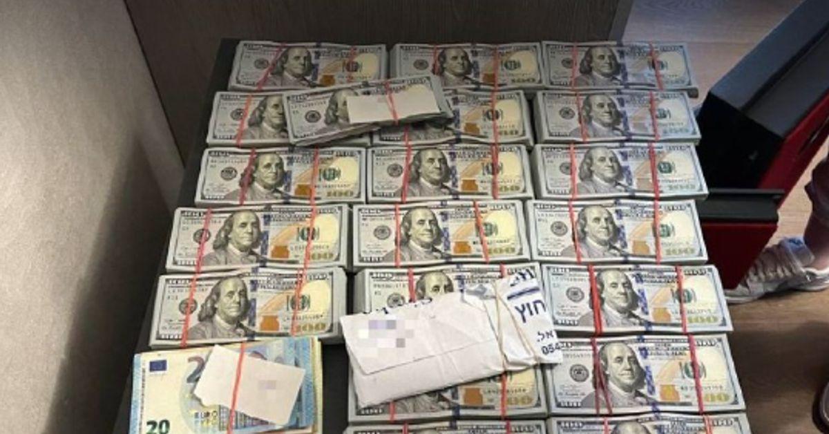 135 тис. доларів США та близько 5 тис. євро готівкою: у Києві викри...