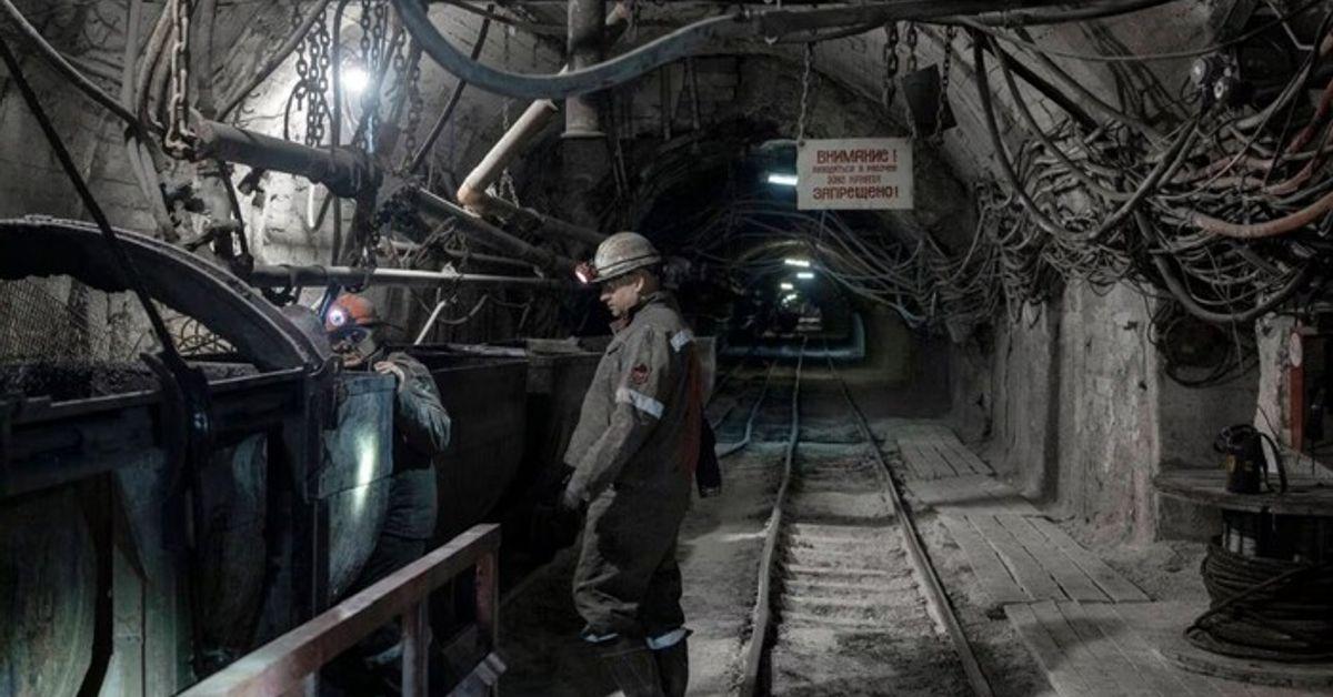Українські шахтарі продовжують видобувати вугілля за 40 км до лінії...