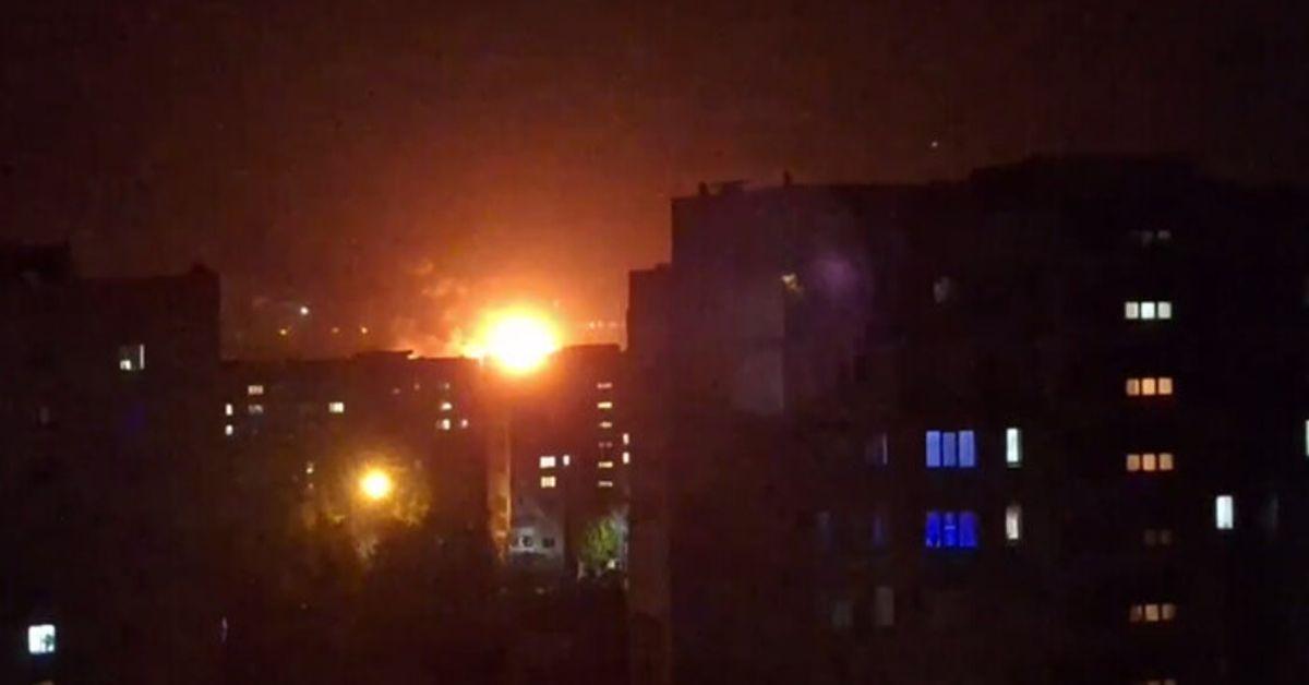 У Луганську пролунали вибухи та виникла пожежа на нафтобазі.