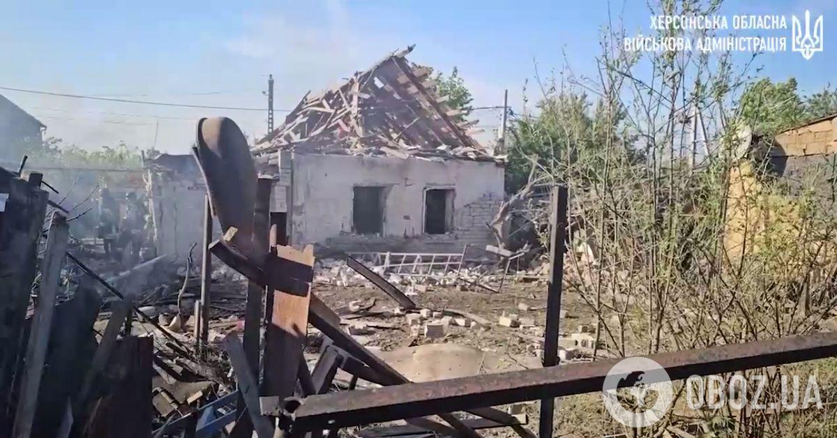 Росіяни обстріляли житловий квартал Херсона: загорілись житлові буд...